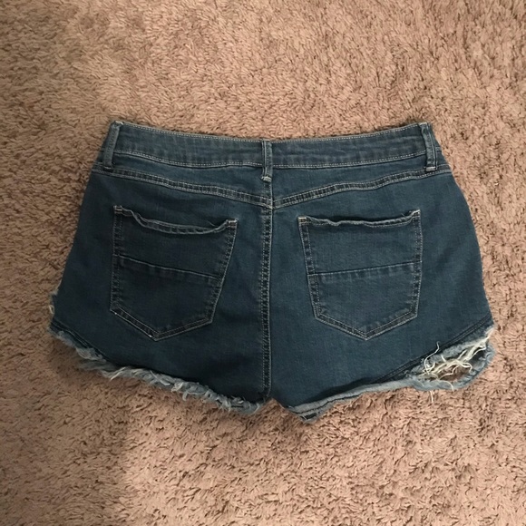 Distressed cut off jeans - Picture 2 of 2